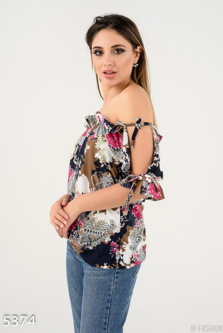 Легкая летняя блуза с открытыми плечами и коричневым цветочным принтом- Фото 2