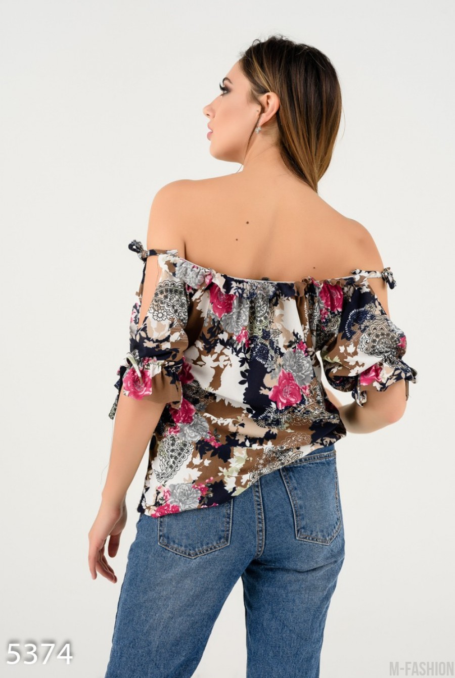 Легкая летняя блуза с открытыми плечами и коричневым цветочным принтом- Фото 3
