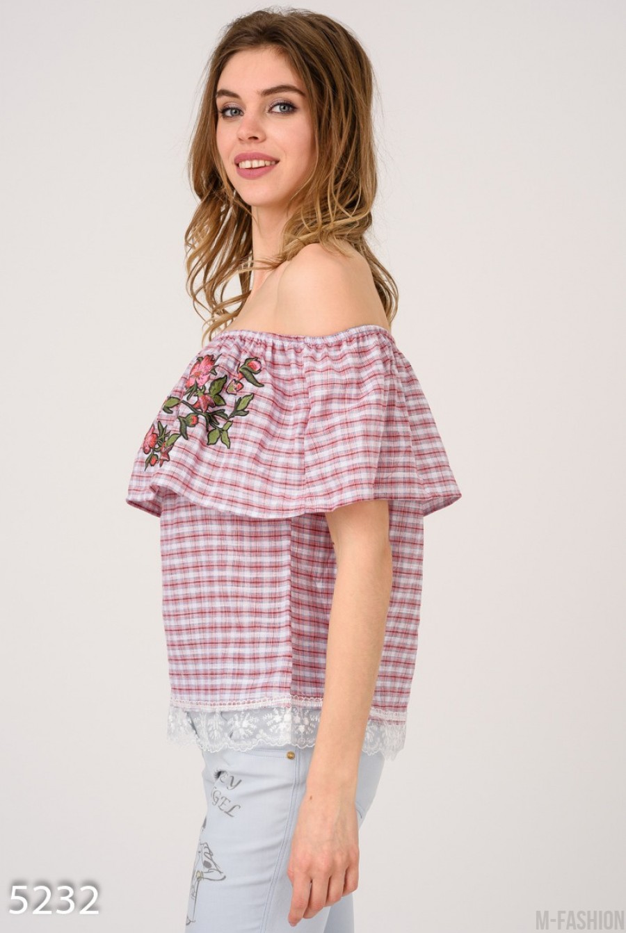 Бордовая хлопковая приталенная блуза с цветами на широком отвороте- Фото 2