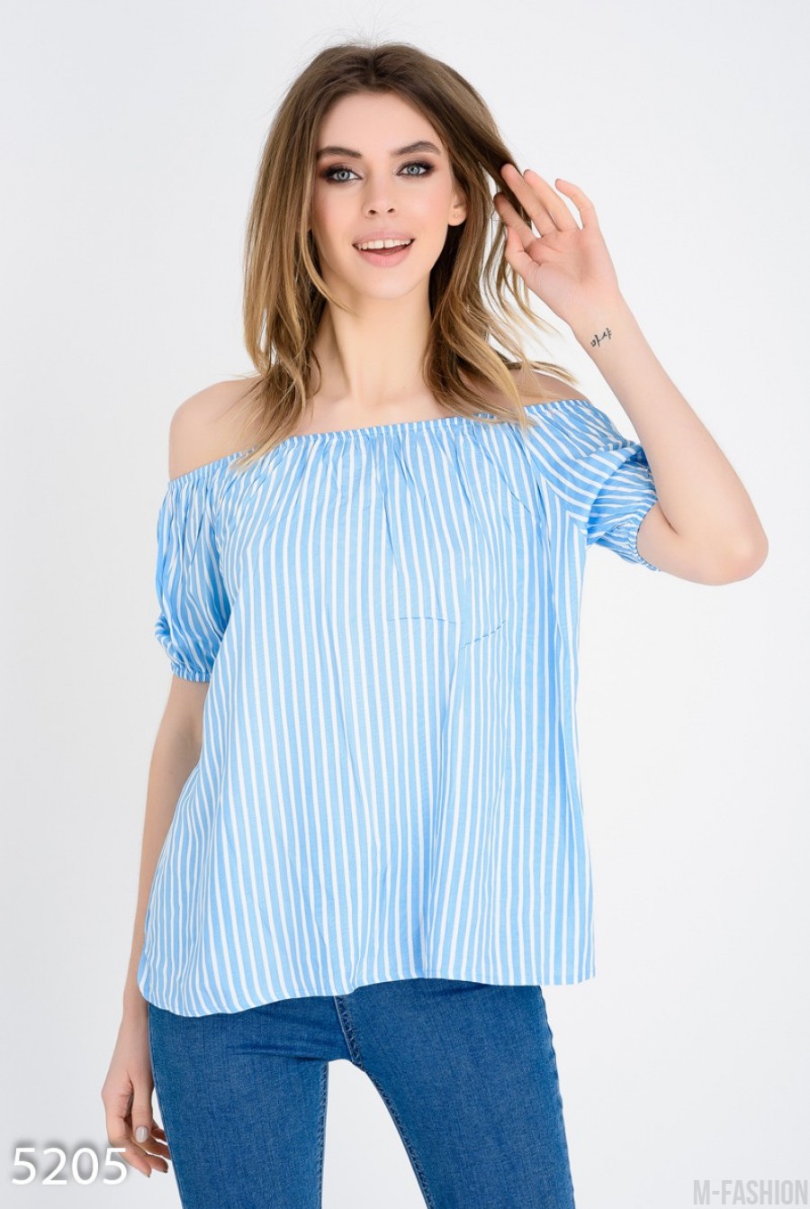 Голубая в белую полоску удлиненная блуза с открытыми плечами- Фото 3