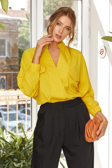 Желтая свободная блуза с клапанами
