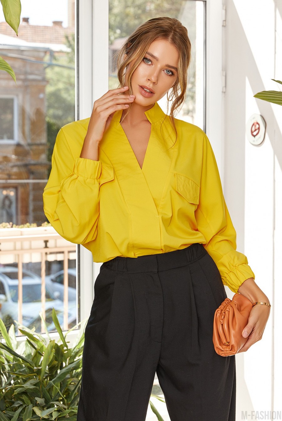 Желтая свободная блуза с клапанами - Фото 1