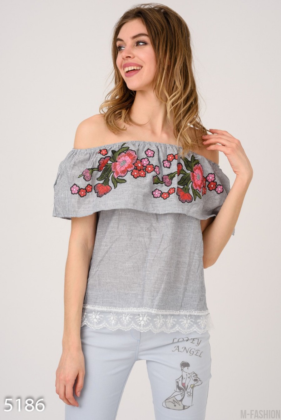 Серая полосатая открытая блуза с цветочным узором и кружевом - Фото 1