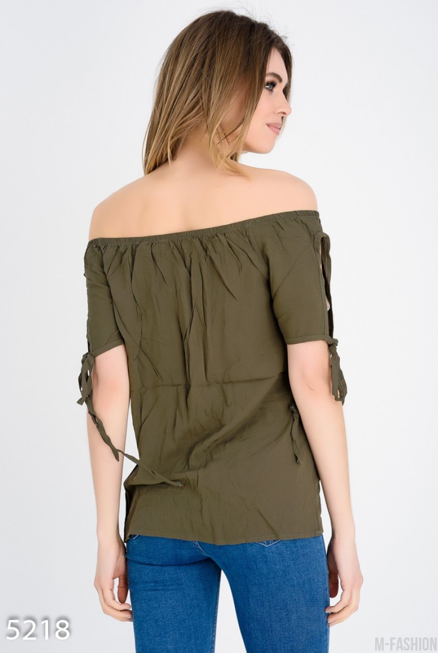 Серо-зеленая блузка с открытыми плечами и короткими рукавами- Фото 3