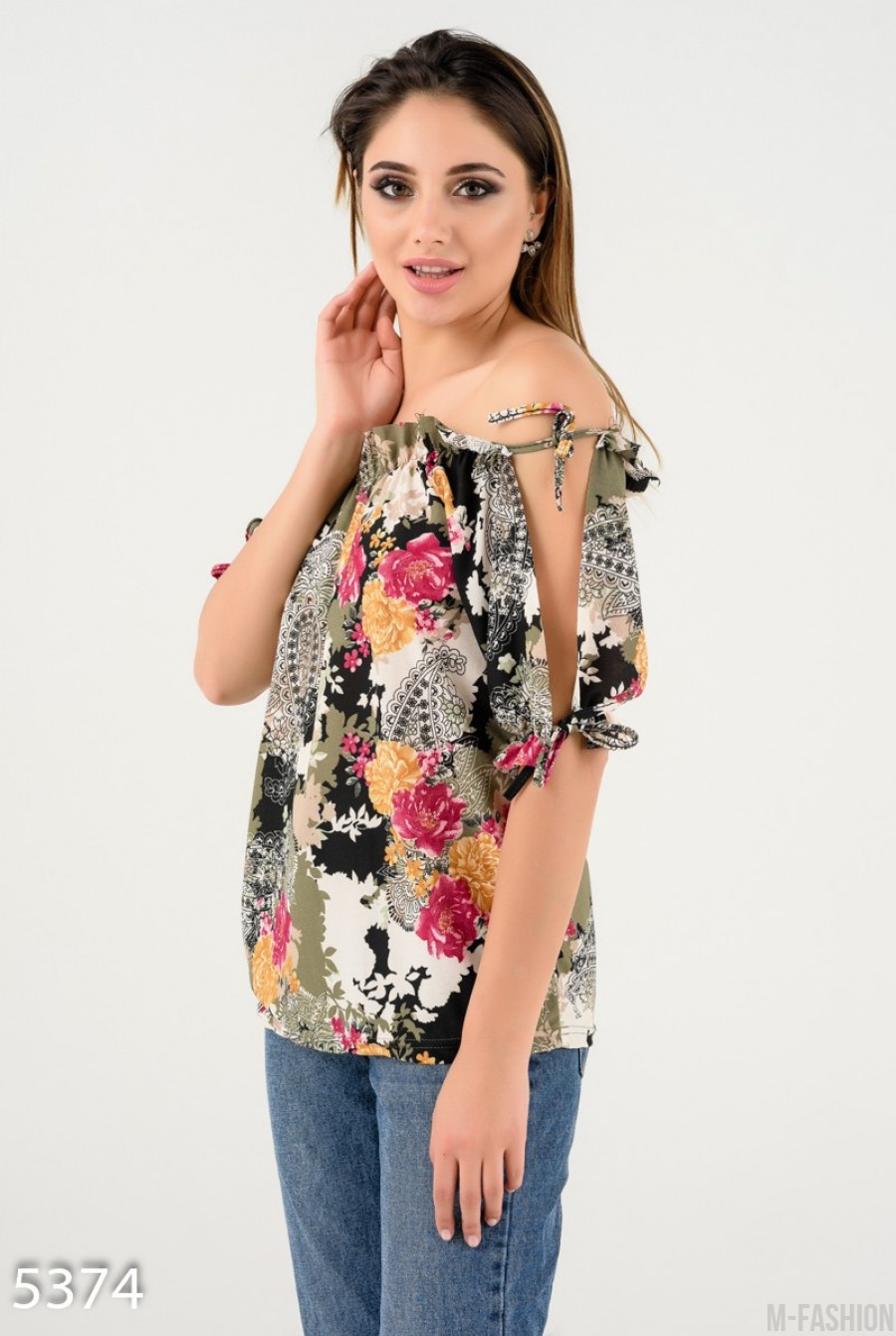 Легкая летняя блуза с открытыми плечами и зеленым цветочным принтом- Фото 2