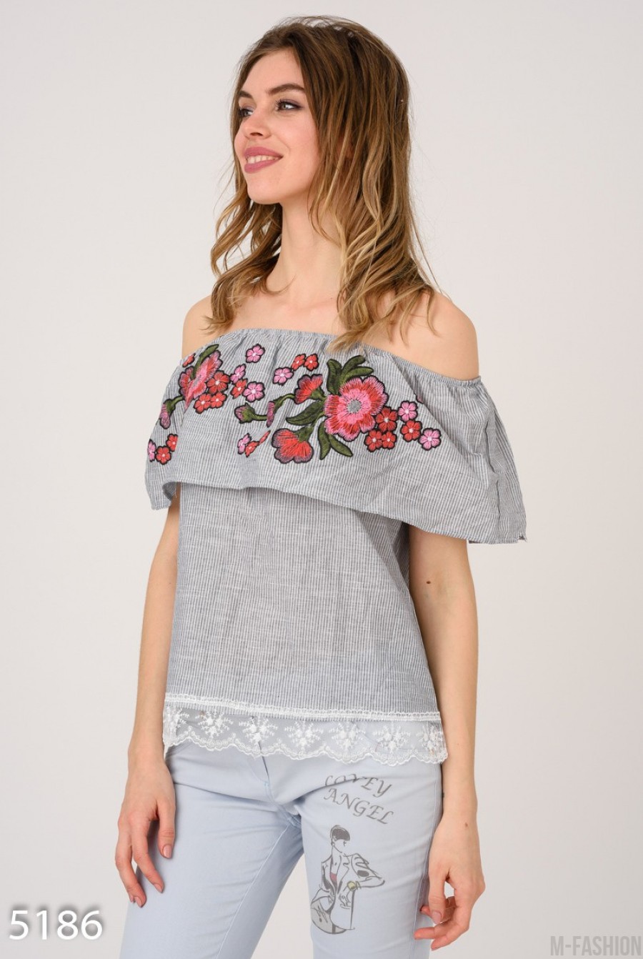 Серая полосатая открытая блуза с цветочным узором и кружевом- Фото 2
