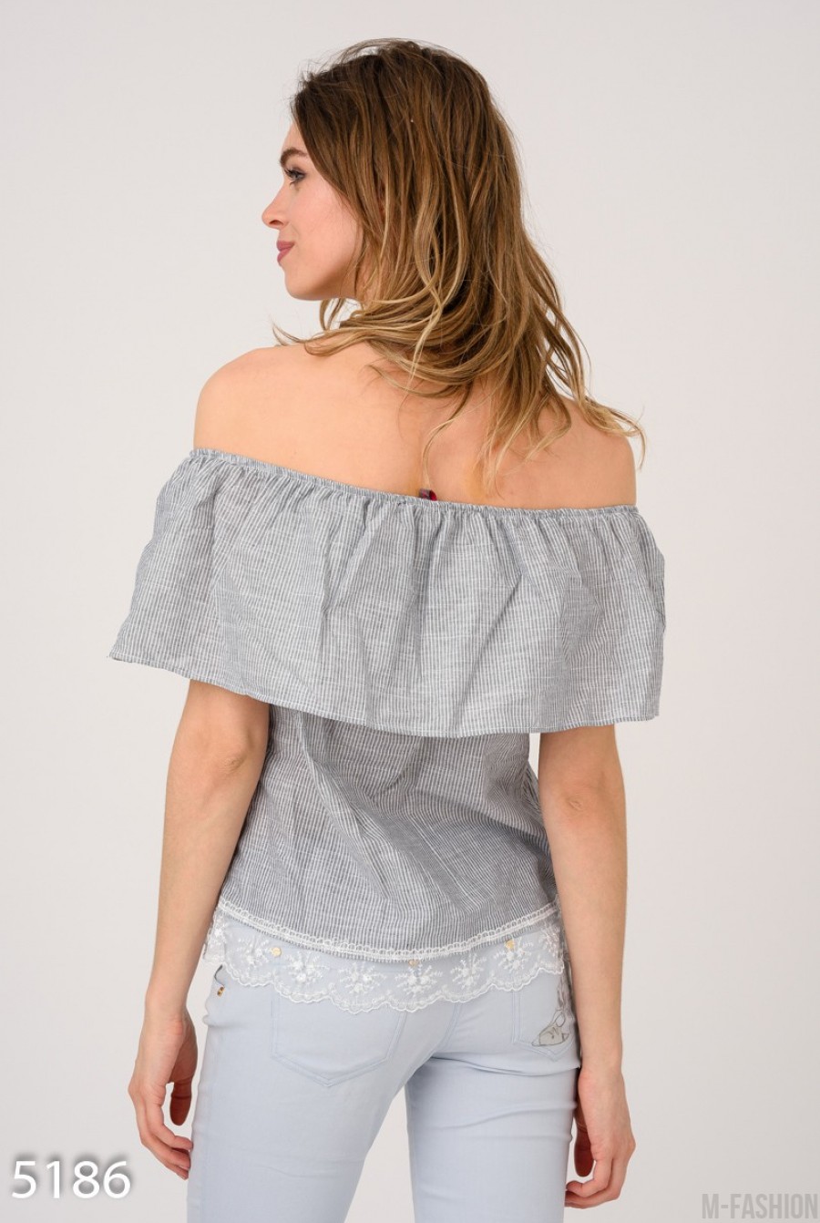 Серая полосатая открытая блуза с цветочным узором и кружевом- Фото 3