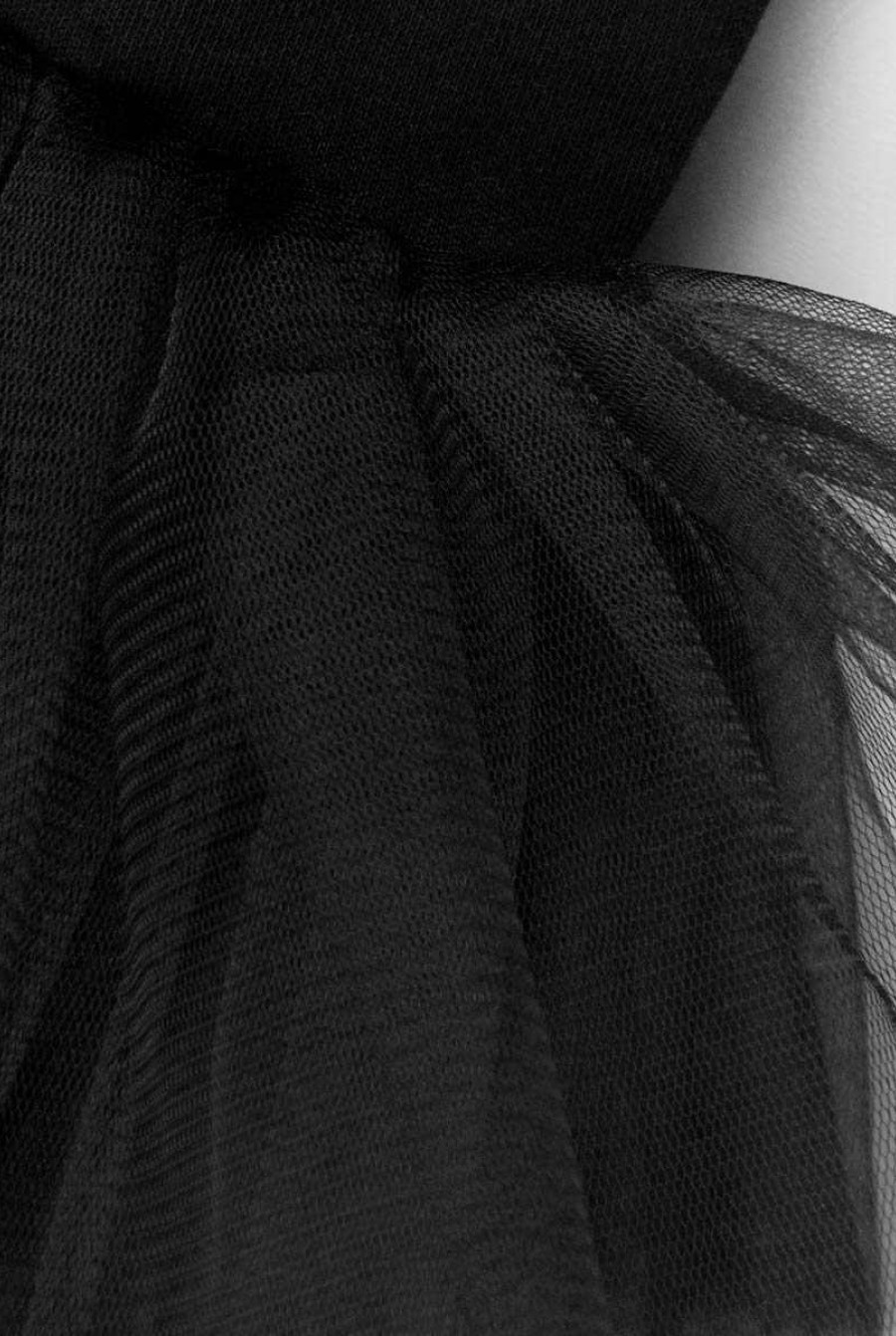 Черное хлопковое боди с короткими рукавами, принтом и фатиновой юбкой- Фото 4