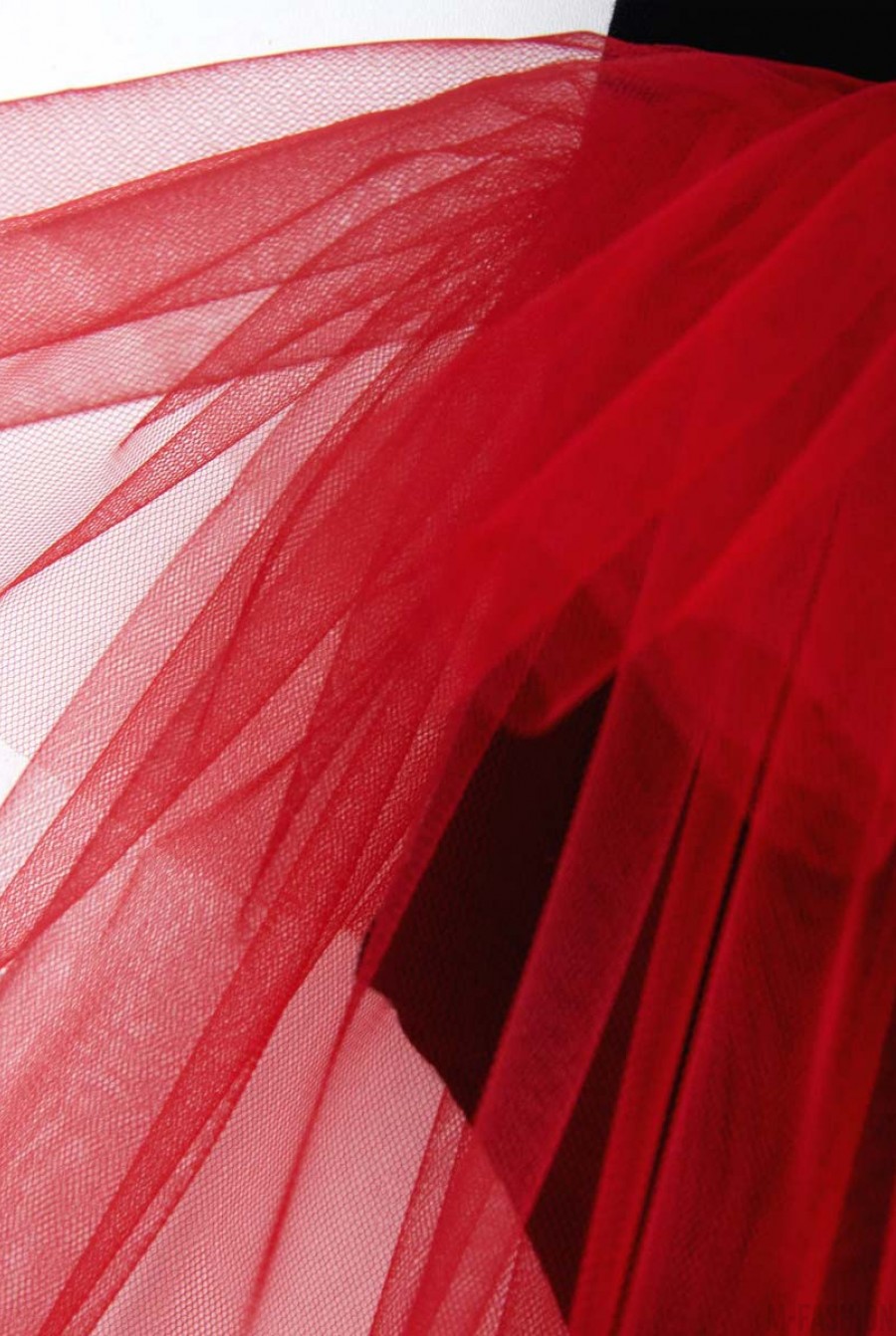 Черное трикотажное боди с принтом и красной фатиновой юбкой- Фото 4