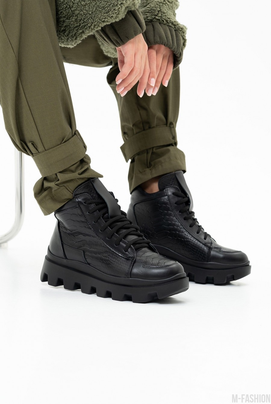 Черные кожаные ботинки с фактурными вставками - Фото 1
