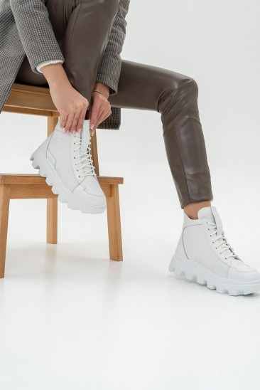 Белые кожаные ботинки с фактурными вставками