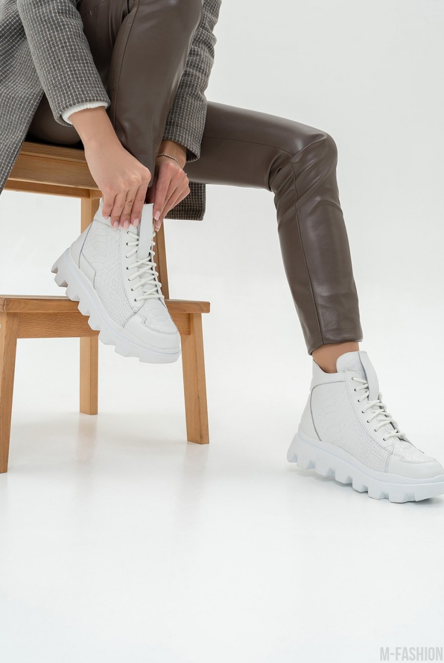 Белые кожаные ботинки с фактурными вставками - Фото 1