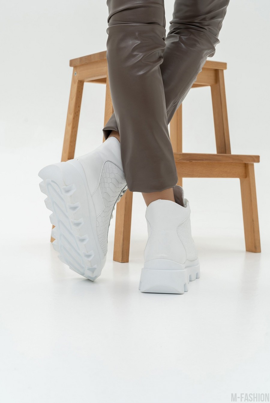 Белые кожаные ботинки с фактурными вставками- Фото 3