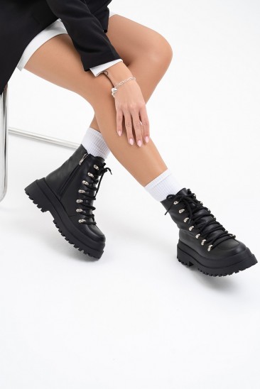 Черные утепленные байкой ботинки со шнуровкой