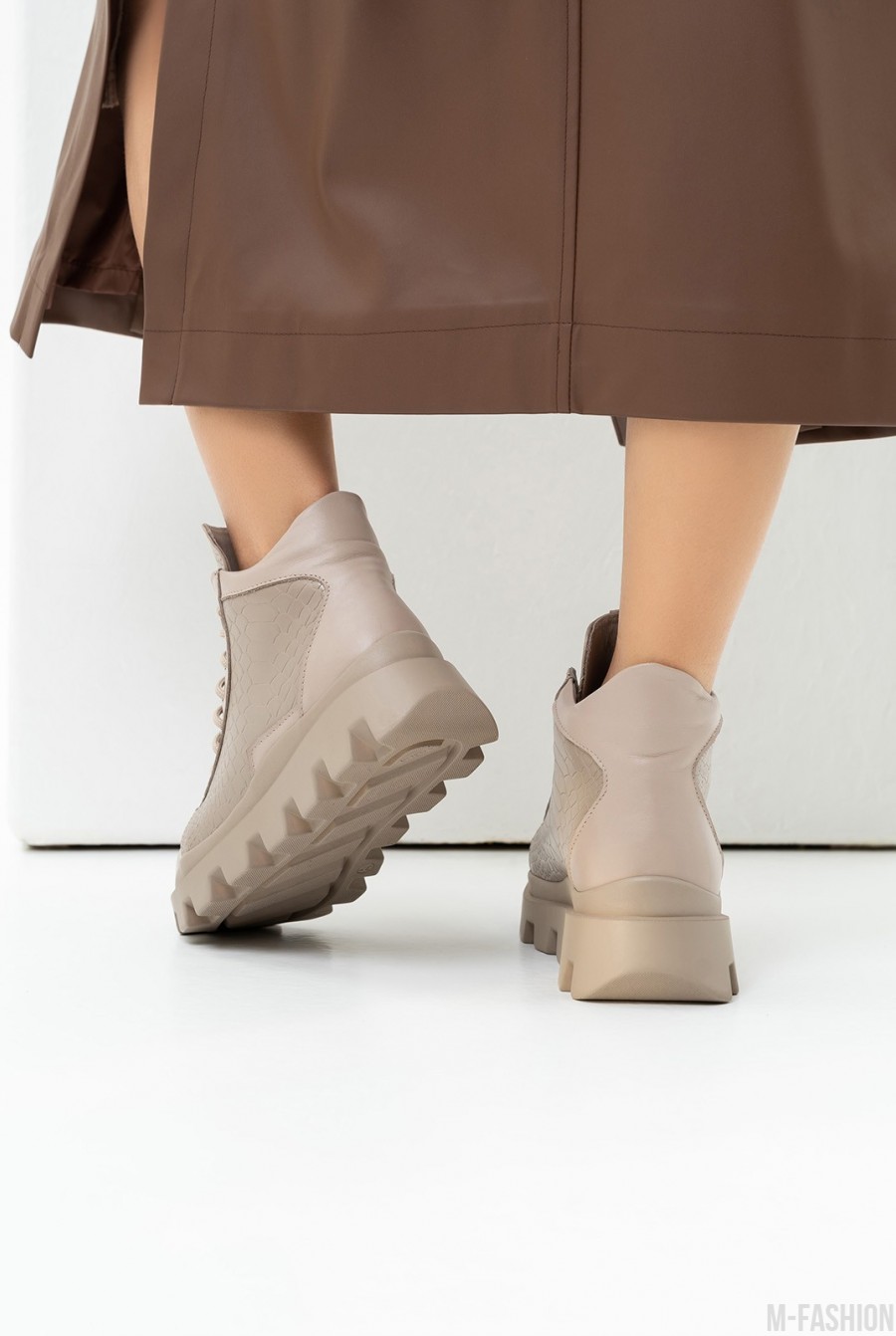 Бежевые кожаные ботинки с фактурными вставками- Фото 3