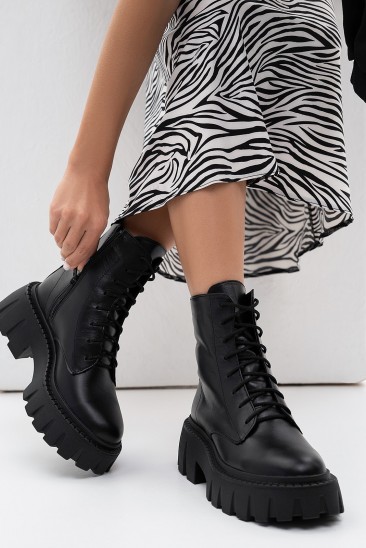 Черные кожаные ботинки со шнуровкой