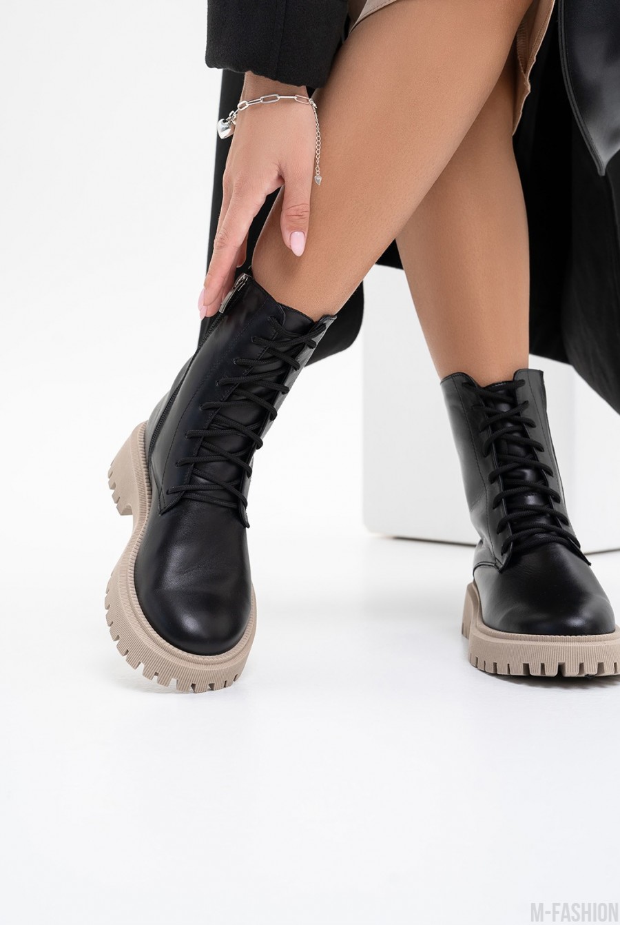 Черно-бежевые высокие ботинки на меху - Фото 1