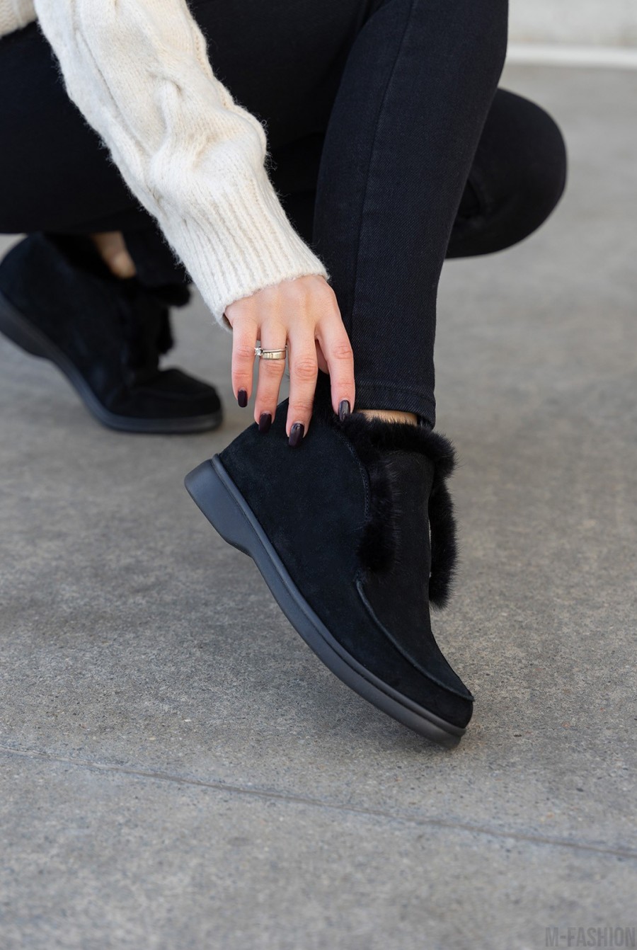 Черные утепленные мехом ботинки из замши - Фото 1