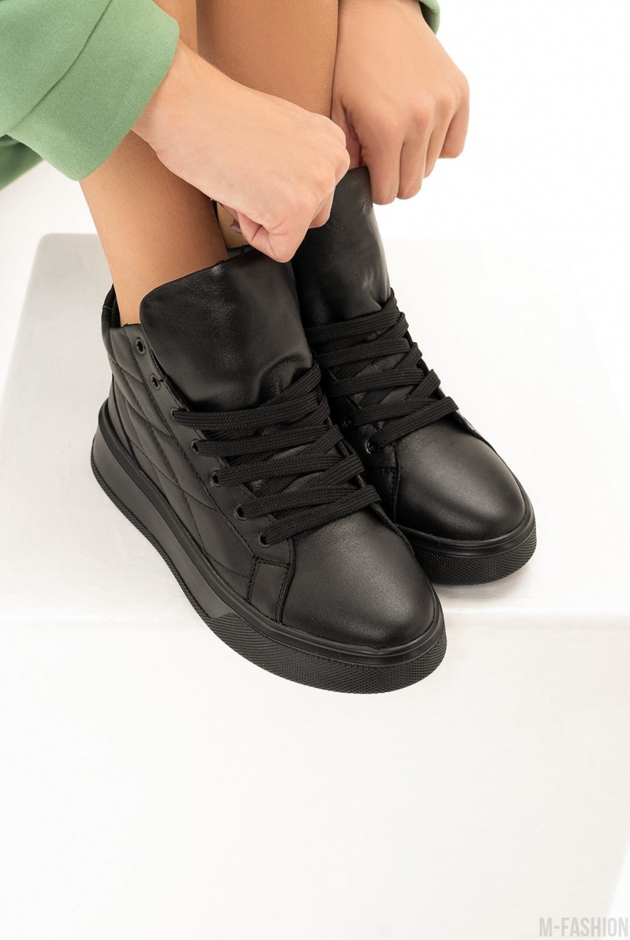 Черные ботинки со стеганой вставкой- Фото 2