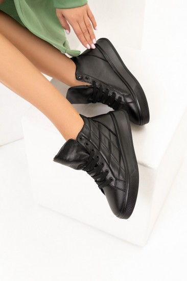 Черные ботинки со стеганой вставкой