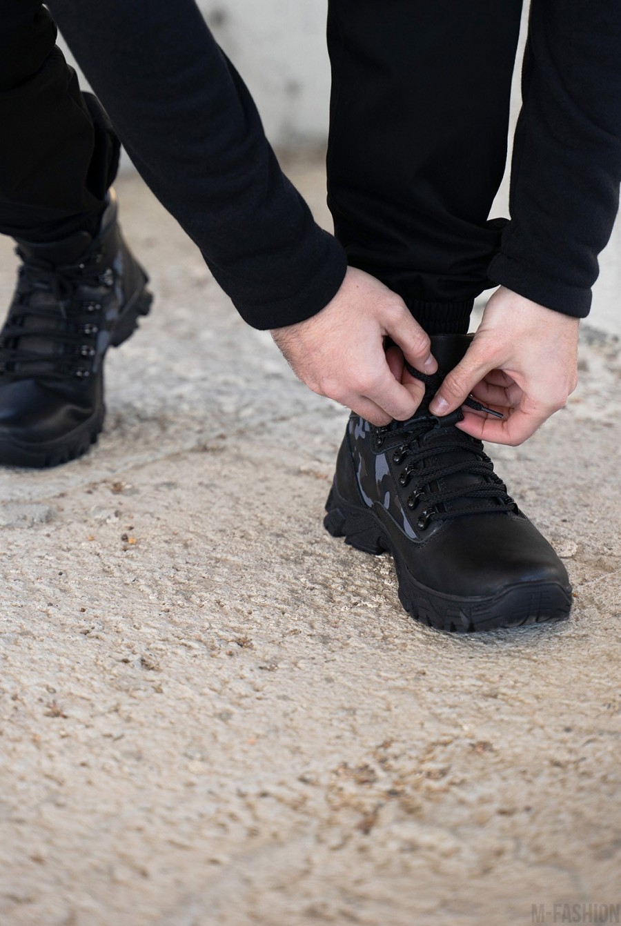 Черные кожаные ботинки на меху в стиле милитари - Фото 1
