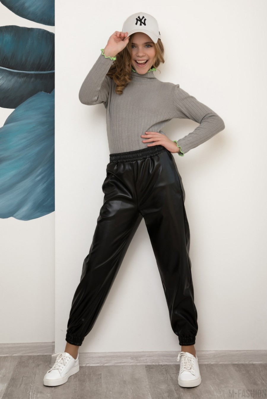 Черные кожаные брюки джоггеры- Фото 4