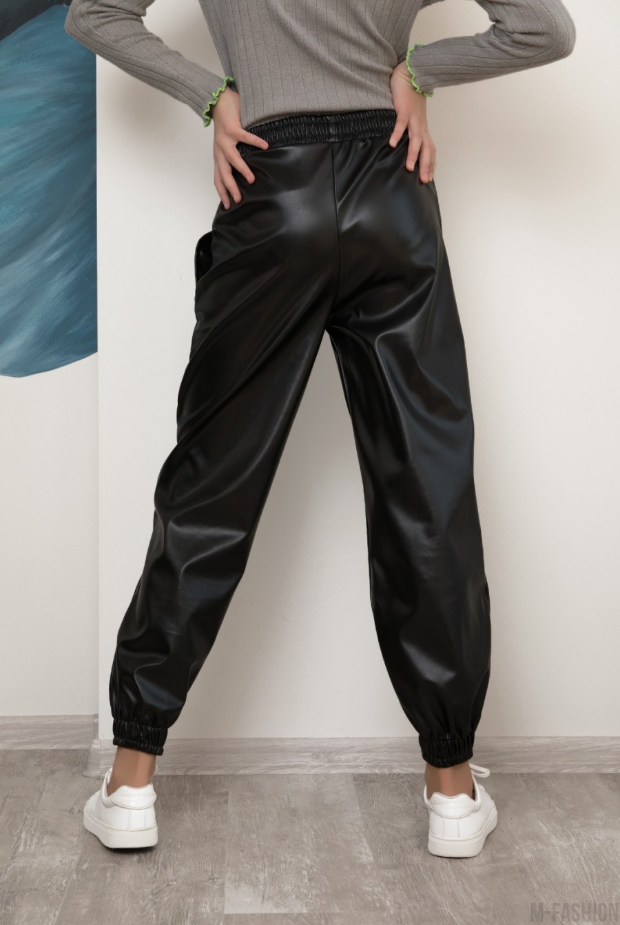 Черные кожаные брюки джоггеры- Фото 3