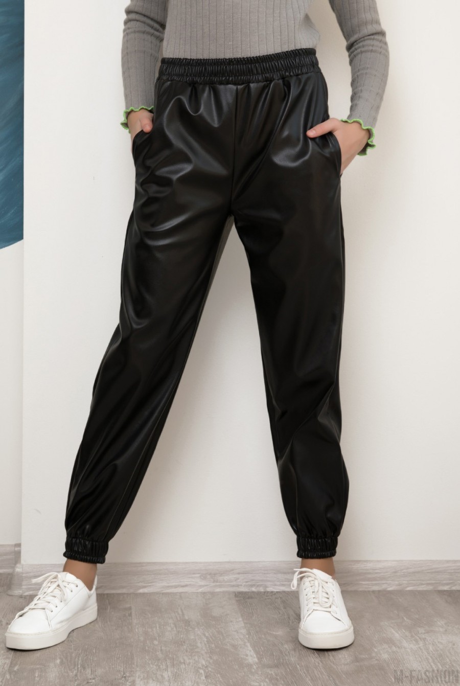 Черные кожаные брюки джоггеры - Фото 1