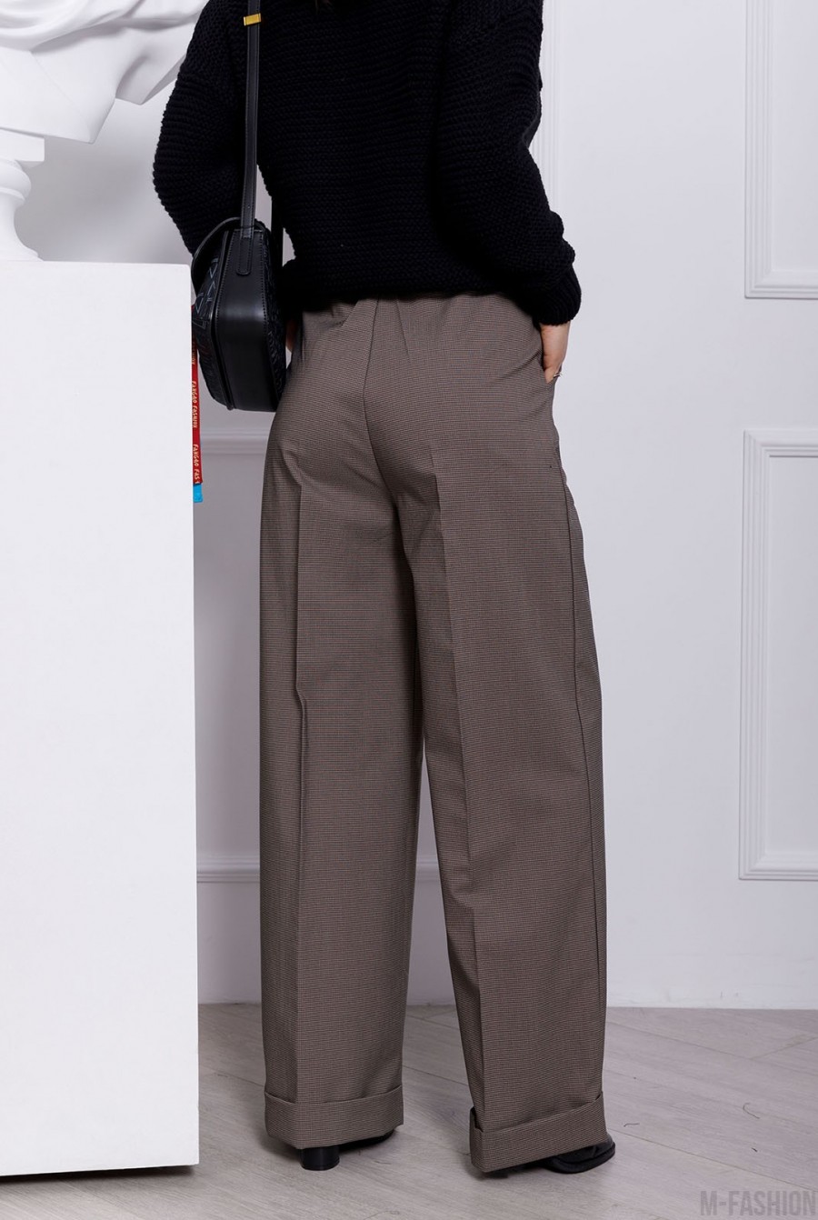 Принтованные бежевые широкие брюки с подворотами- Фото 3