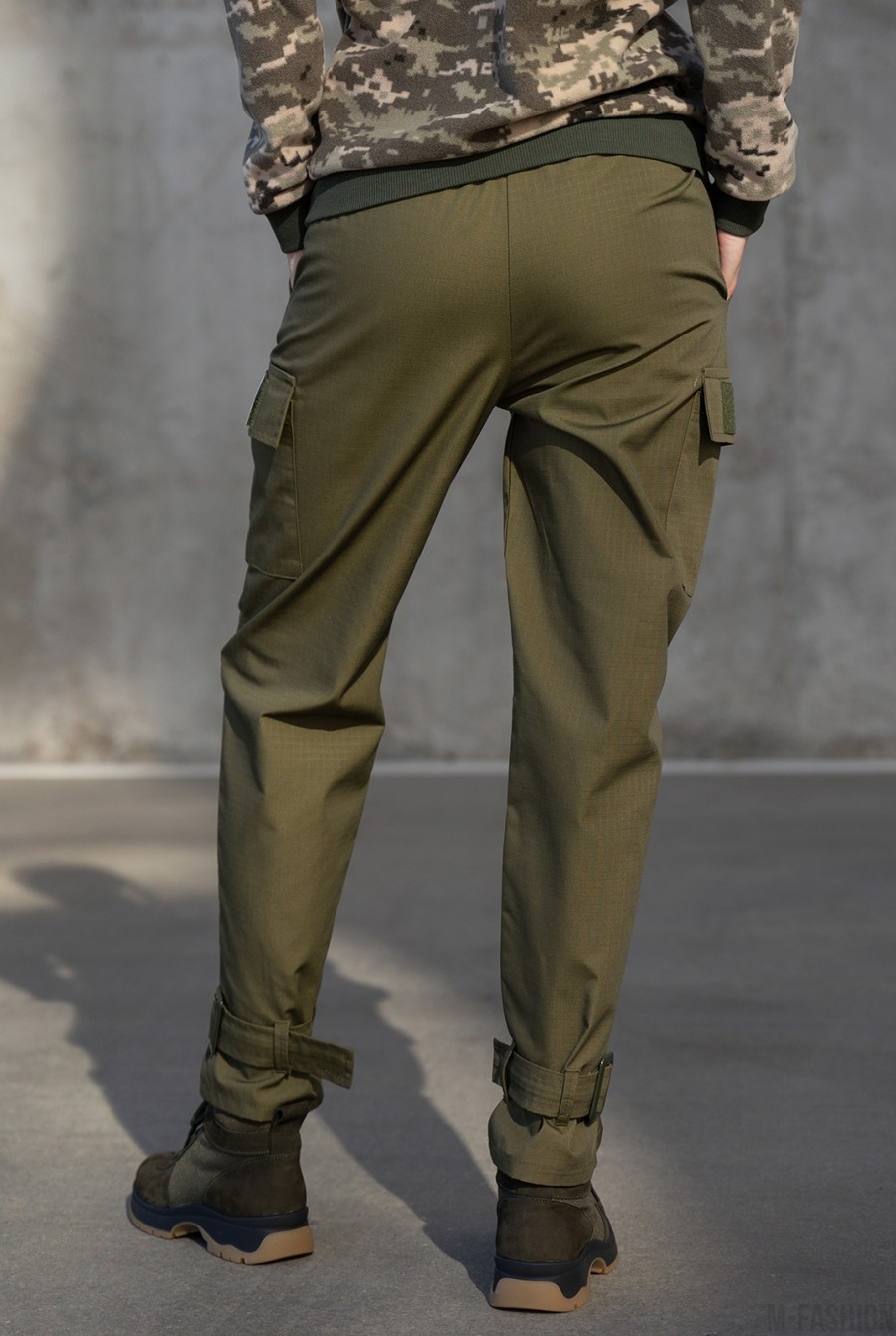 Фактурные коттоновые брюки карго цвета хаки- Фото 3