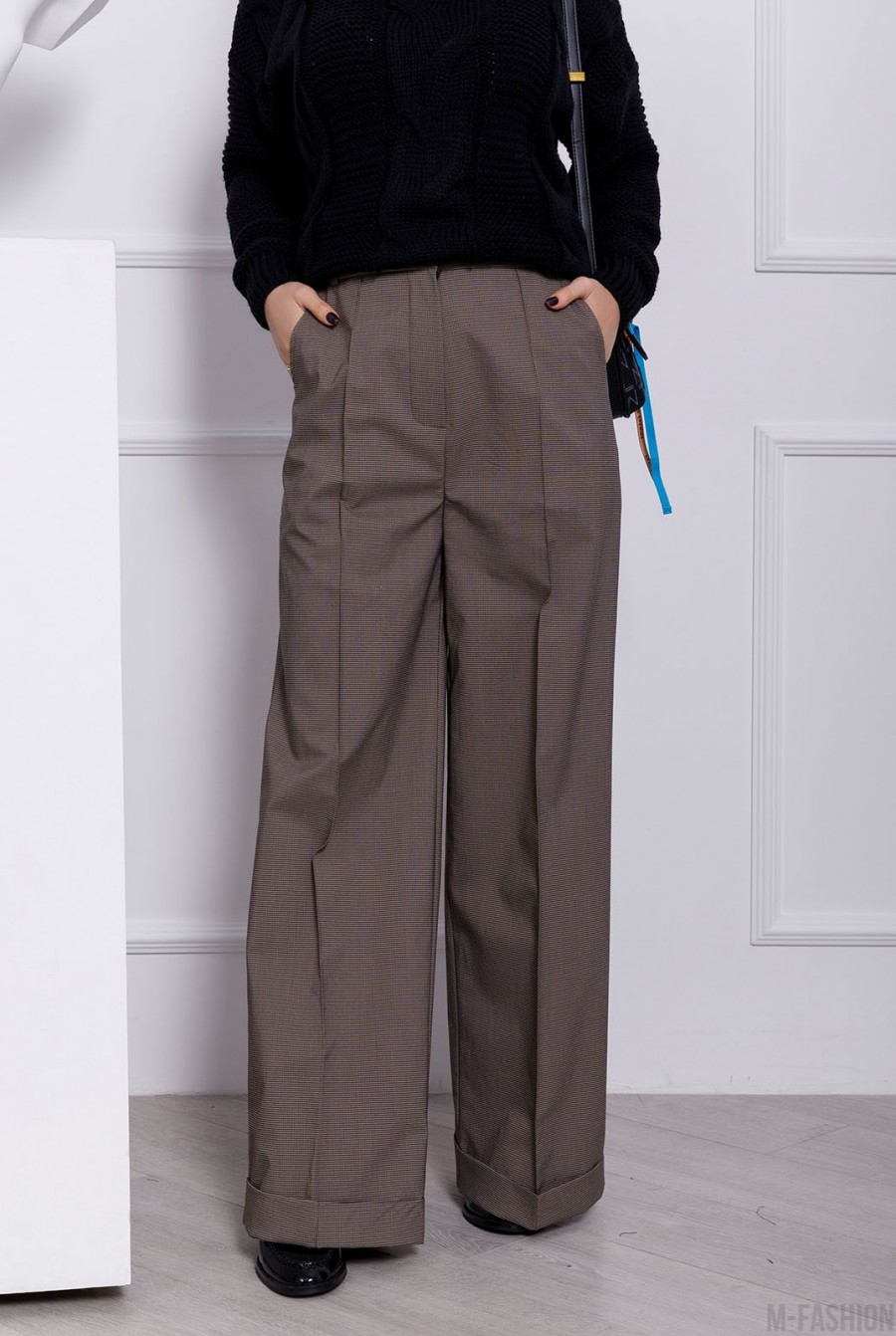 Принтованные бежевые широкие брюки с подворотами - Фото 1