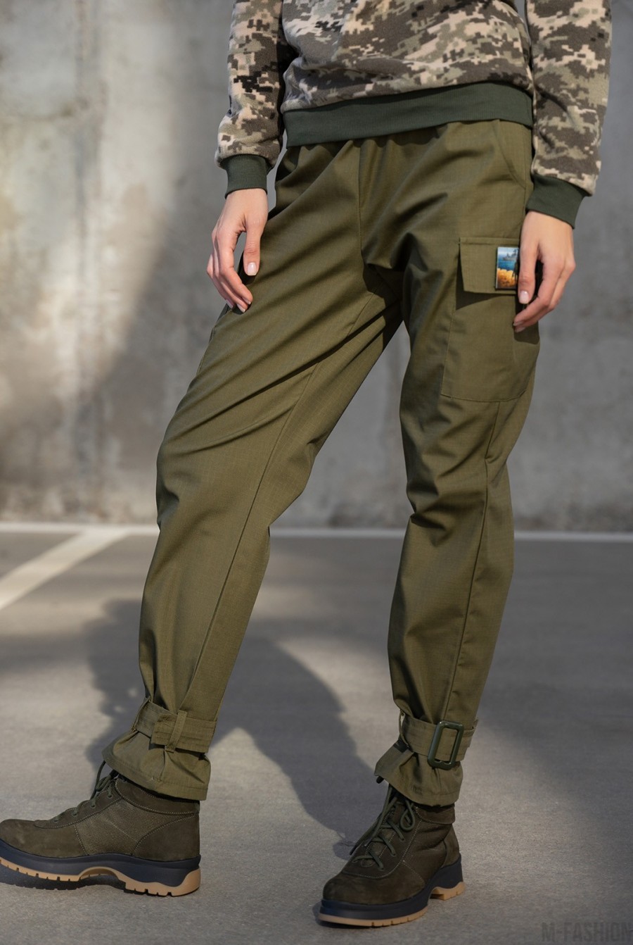 Фактурные коттоновые брюки карго цвета хаки - Фото 1