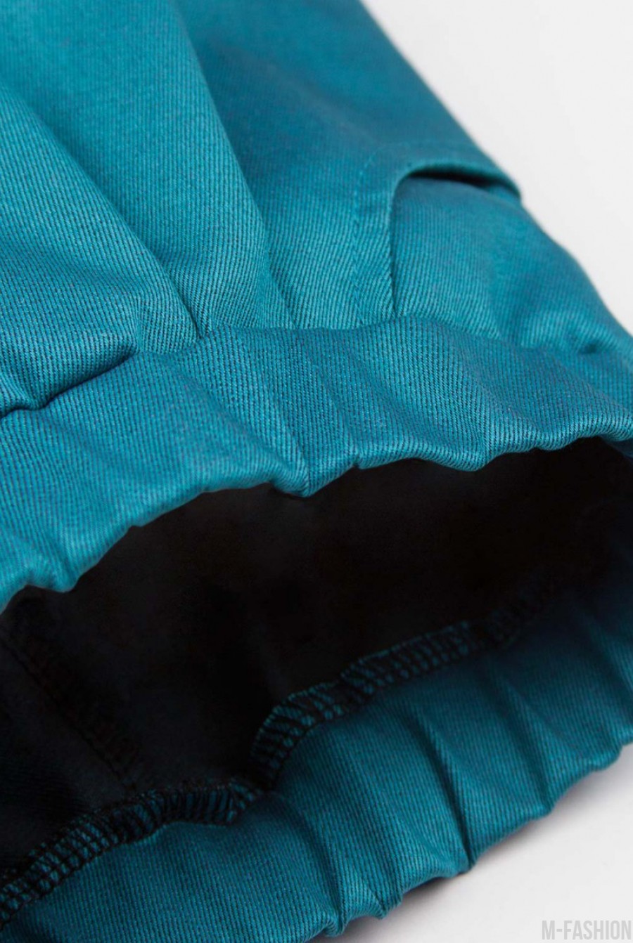 Плотные брюки-чиносы на резинке бирюзового цвета- Фото 5