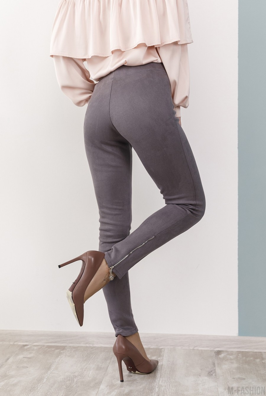 Серые замшевые облегающие брюки со стрелками- Фото 3