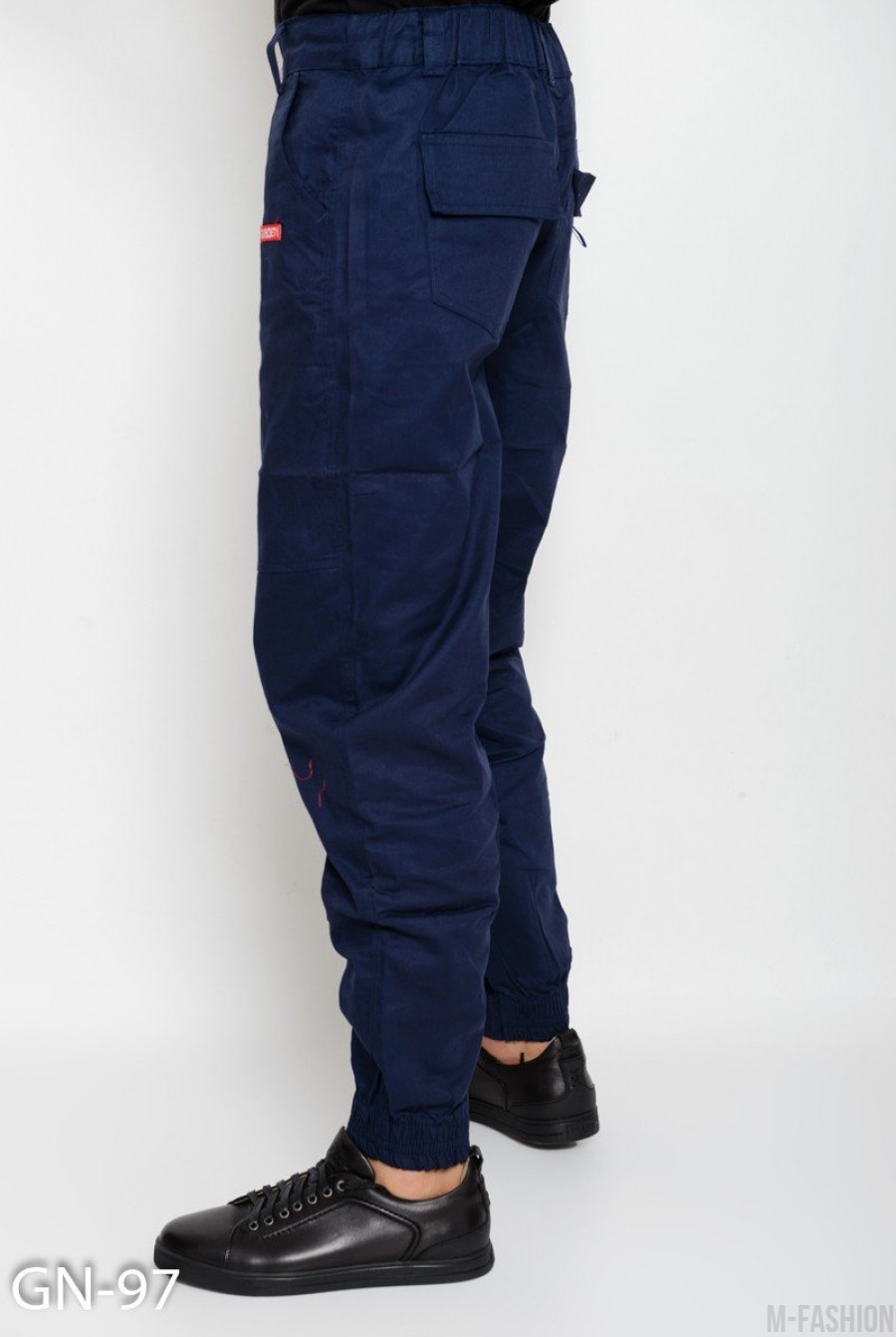 Синие брюки чинос с манжетами на резинке и декоративными нашивками- Фото 2