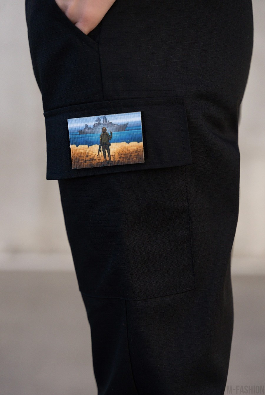 Черные фактурные коттоновые брюки карго- Фото 3