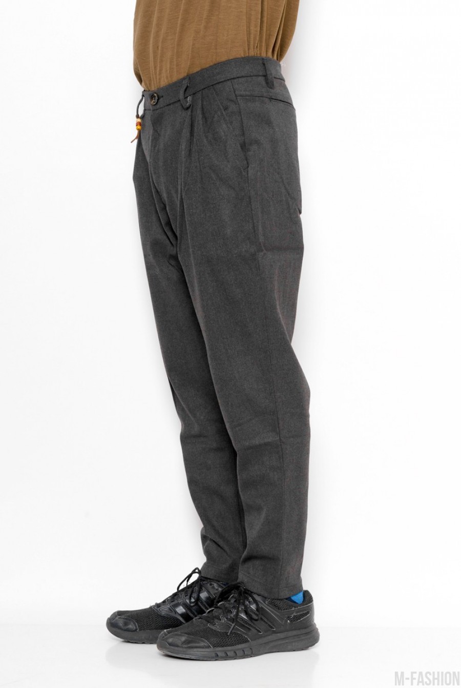 Серые брюки чинос с защипами у пояса- Фото 2