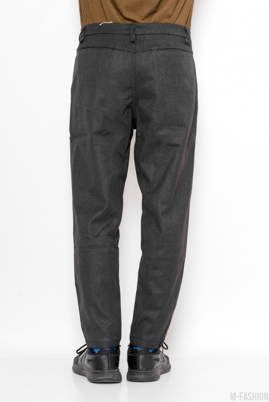 Серые брюки чинос с защипами у пояса- Фото 3