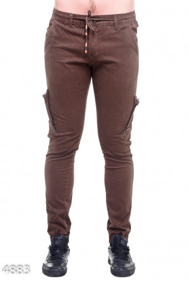 Темно-коричневые мужские брюки с боковыми и задними накладными карманами