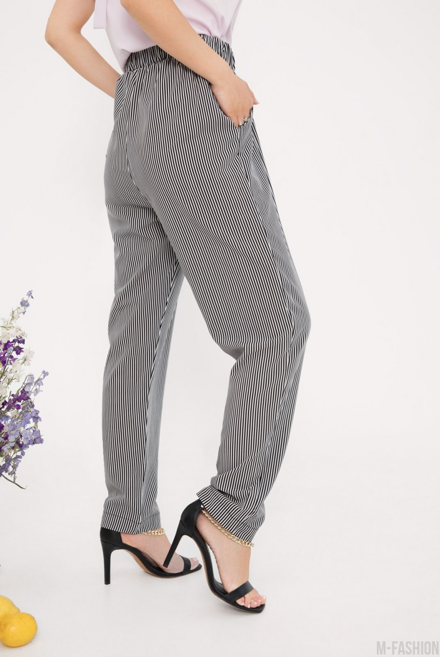 Черно-белые полосатые брюки на резинке- Фото 2