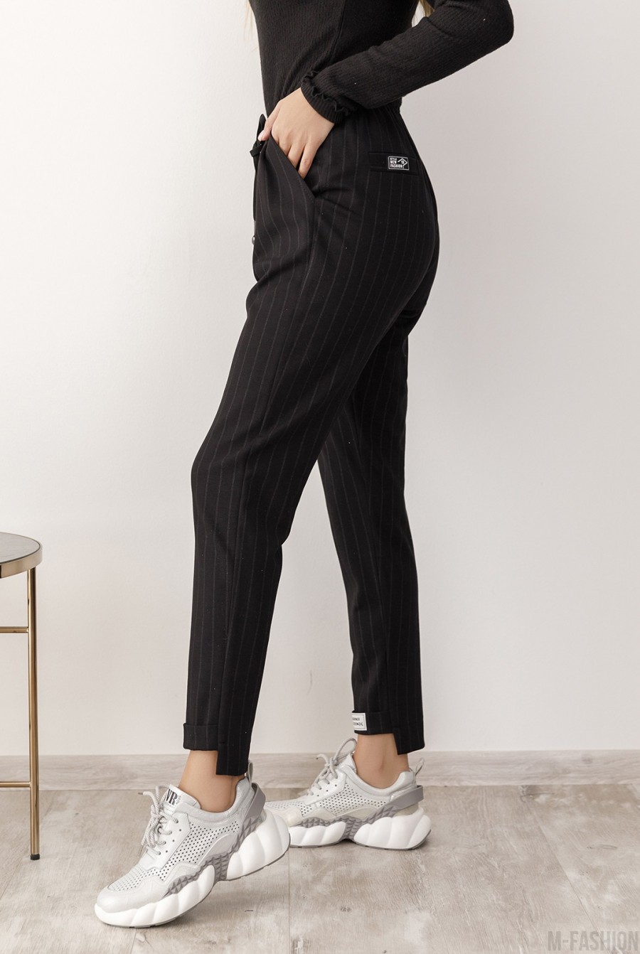 Черные полосатые брюки с нашивками- Фото 2