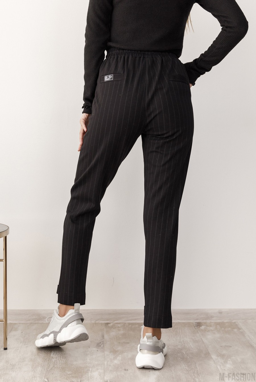 Черные полосатые брюки с нашивками- Фото 3