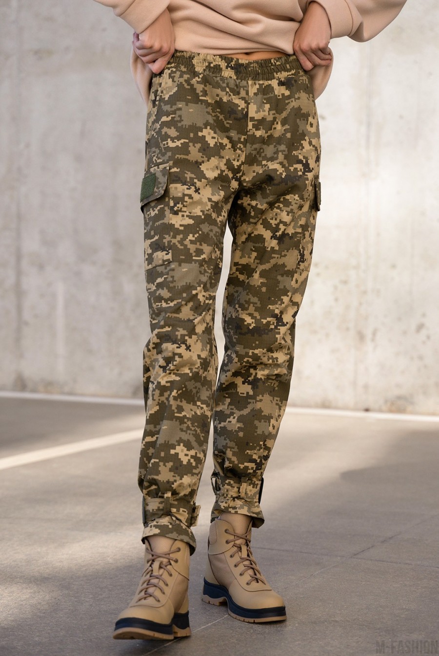 Принтованные брюки цвета хаки в стиле милитари - Фото 1
