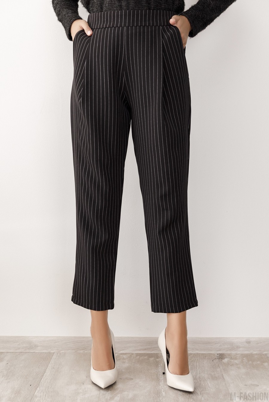 Черные полосатые классические брюки - Фото 1