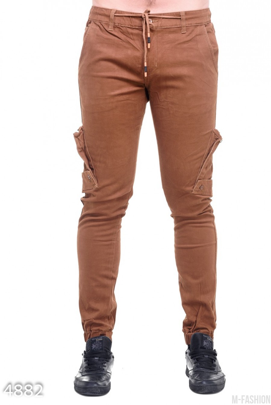 Коричневые мужские брюки с боковыми и задними накладными карманами - Фото 1