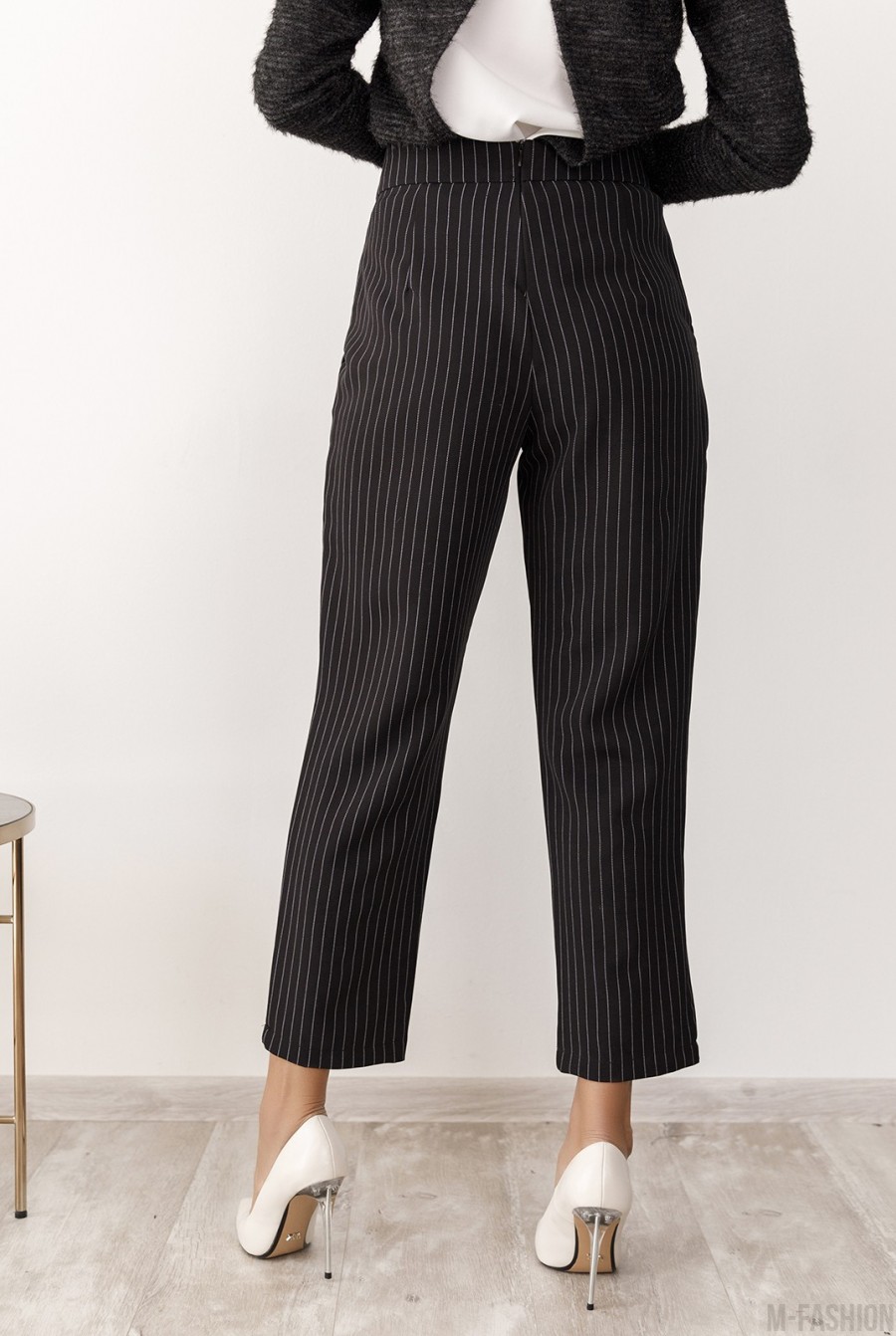 Черные полосатые классические брюки- Фото 3