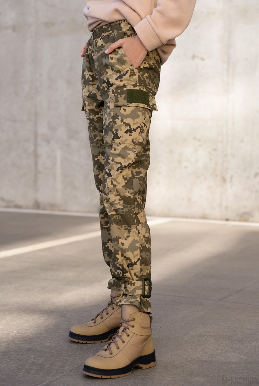 Принтованные брюки цвета хаки в стиле милитари- Фото 2