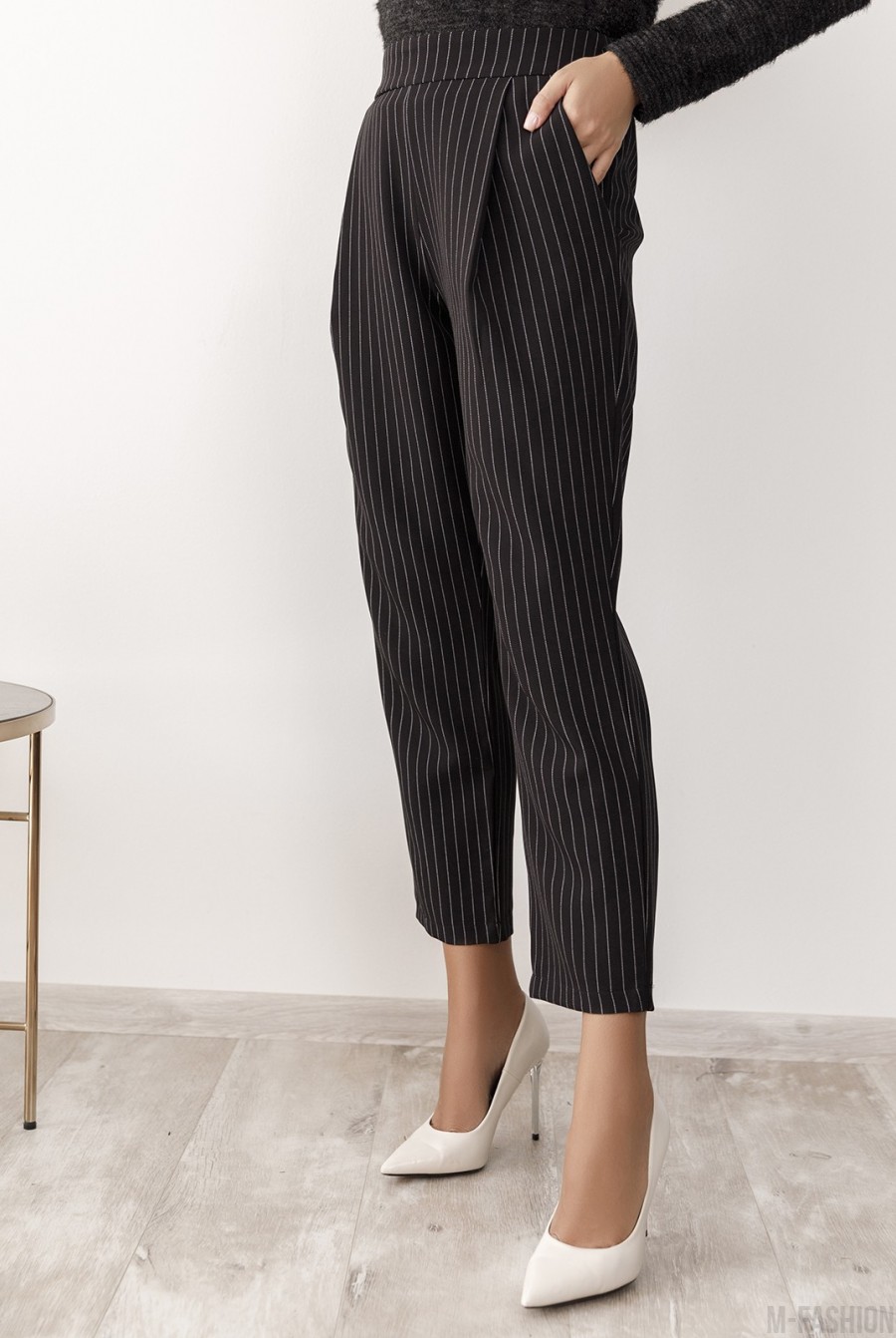 Черные полосатые классические брюки- Фото 2