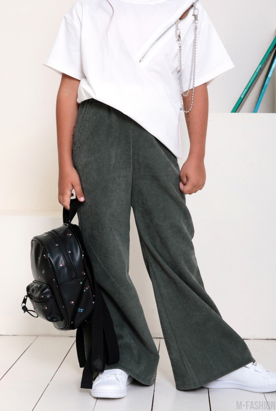 Вельветовые расклешенные брюки цвета хаки- Фото 2