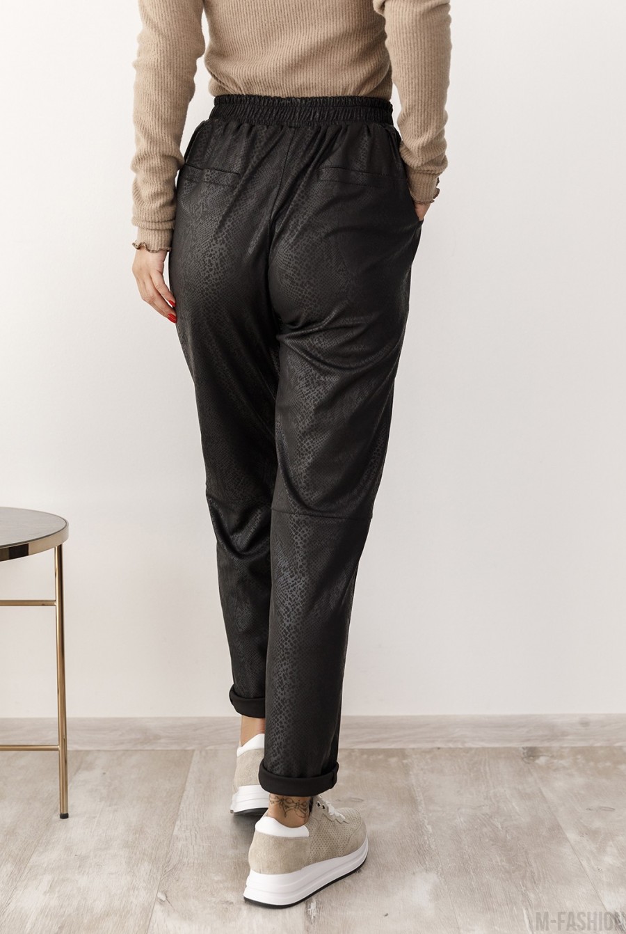 Черные свободные брюки с фактурой- Фото 3